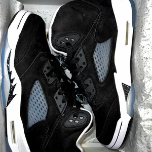 Jordan - 💕Jordan 5 Retro. Köpta i fel storlek. Aldrig använda. Storlek 38. Köparen står för frakt. 💕