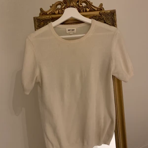 Soft Goat tröja - Super mysig Kashmir tröja från soft goat. Tröjan är i begagnat skick men väldigt fint. Den är i storlek M. För fler bilder eller frågor så är det bara ni hör av er. Köparen står för frakten💗 