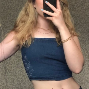 Croptop från disel i jeans - Supersnygg croptop från disel i jeansmaterial! Den är bekväm och snygg och har ett superfint mönster på ena sidan av toppen. Den är i strl M men jag skulle säga att den passar en S också! 