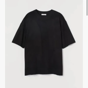 Stickad t-shirt - Stickad t shirt ifrån hm. Loose fit i stlk xs. Vill ha den lite tightare så därför jag säljer 💘💘 Frakt på 48kr