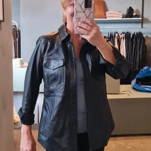 Äkta lammnappa skjorta - Mjukaste finaste lammnappaskjortan. Är bara använd 1 gång. Felfri. Storleken är 36 men den funkar fint på mig som är stl 38. Sen är så snygg. 