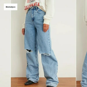 Baggy jeans - Sjukssnygga baggy jeans med slitningar från NA-KD! Aldrig använda så är som nya☆☆☆Frakten ingår i priset!
