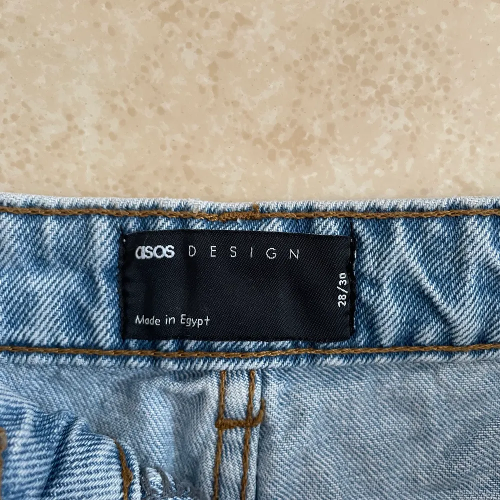 Jeans från ASOS. Köpte online och endast använd få gånger. Den är för stor för mig därmed säljer jag till någon som har mer användning än mig :) längd ca 100cm   Köpare står för frakt! . Jeans & Byxor.