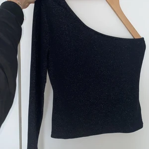 oneshoulder topp - använd 1 gång (provad)💕