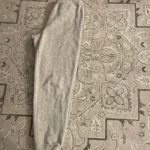 Mjukisbyxor - Gråa sköna mjukisbyxor i fint skick!