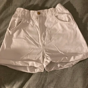 Vita jeans shorts - Super snygga och passar vra! Perfekt längd på mig som är 156-160
