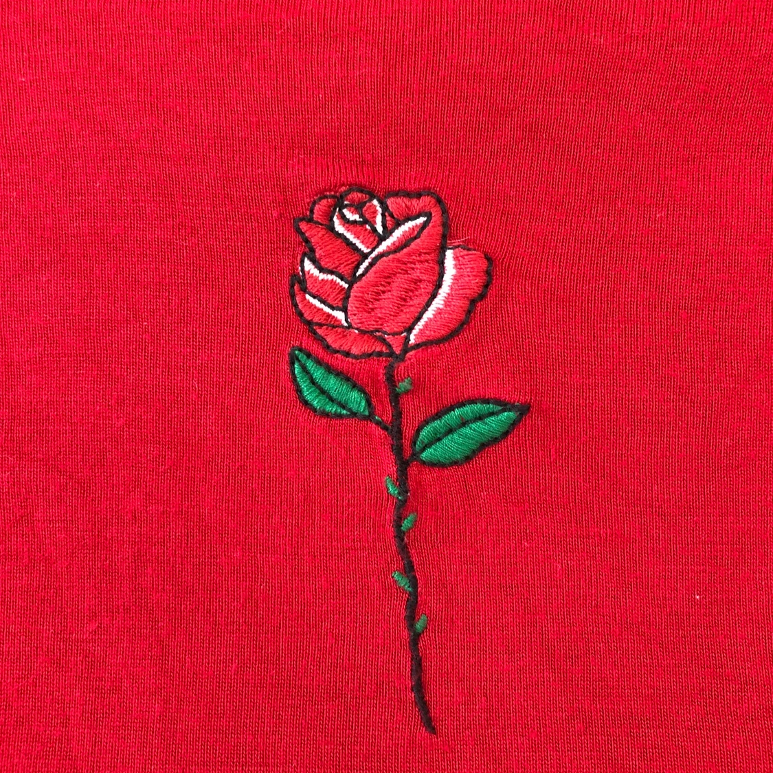 Röd söt t-shirt med broderad ros - 90