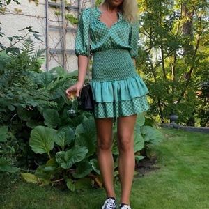 Sandro klänning - Hej! Säljer denna superfina klänning från Sandro. Den är köpt förra sommaren och är använd fåtal gånger. Den är i storlek 38 och sitter så himla snyggt. (Första bilden är lånad från Google, för att ni ska se passformen) hör gärna av er om ni önskar fler bilder eller har några frågor om klänningen. 