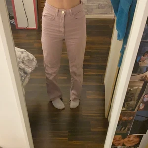 Jeans  - Säljer ett par sjukt snygga jeans i bra skick ifrån bikbok. Klippta där nere lite grann eftersom de var för långa på mig som är ca 160. De e fortfarande lite långa på mig. Storlek 34 🤎