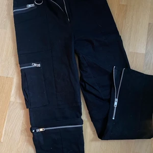 I Am Gia byxor  - Svarta byxor med kedja detaljer. Använda 1-2 gånger