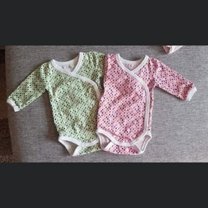 Välsydda barnkläder  - Min mamma har som hobby att sy barnkläder finns en grupp på Facebook som heter Tesslans sömnad. Allt som säljer här går till välgörenhet då hon syr prematurkläder till sjukhus och giving people. 50kr styck. Går ni in på Facebook kommentera Agnes för att få dessa priser 