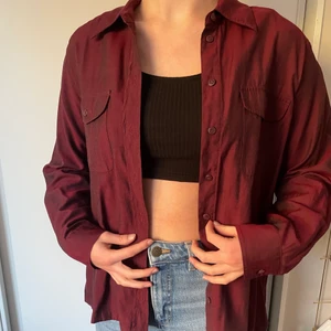 Vinröd skjorta från Cappuccini - Fin lite glansig vinröd skjorta, så fin höstfärg💕 står storlek L i men passar S/M, bra skick