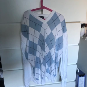 tröja med mönster  - tröja som tidigare är köpt på plick, jättefint skick och har aldrig använt men säljer pga ingen användning. pris kan diskuteras 