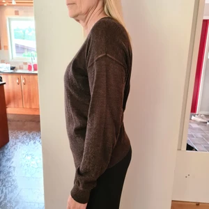 Filippa K tröja - Brun tröja i storlek Large. Tunn stickad tröja. Varm på vintern, sval på hösten och våren. Snygg, stilren  passform.