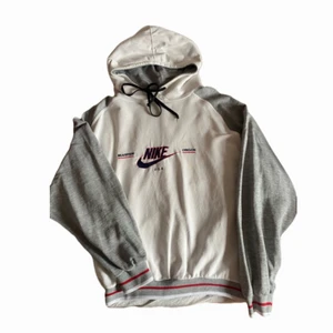 Nike hoodie - Fett snygg nike hoodie i storlek M:) lite nopprig men inget som direkt märks:) 