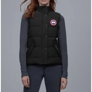 Canada goose  - Canada goose väst i storlek 36/S knappt använd och är helt fräsch. Nypris 4500 säljer den för 2700