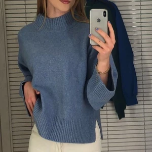 Stickad tröja  - Säljer denna stickade tröja från Pull & bear då jag inte tycker den passar mif. Storlek M och sitter oversize på mig som är en S. Aldrig använd, endast provad. Säljer för 270 + frakt 💕