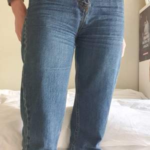 Very high waisted mom / straight jeans from Pull and Bear in a dark blue. Fits 34-36