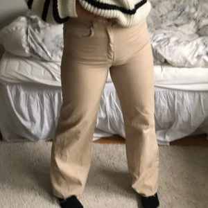 Beiga jeans  - Lägger dessa superfina beiga jeans igen pga oseriösa köpare. Älskar verkligen dom men tyvärr har de alldrig riktigt passat. Så bara använda en gång och de är i nyskick💖💖 de är perfekta nu till hösten o stylas fint med allt!! Kör direkt för 180kr + frakt eller vid bra bud. Endast seriösa bud