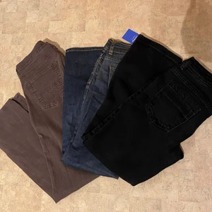 Lågmidjade jeans - 3 par lågmidjade jeans som kom jag nyss fick hem från slellpy men alla var tyvärr för korta. Skriv till mig om ni undrar något, frakt betalas av köpare💞 bruna- storlek 27 svarta- esprit jeans storlek S, blåa- storlek 36, om många är intresserade av samma jeans blir det bud. ✨DE BLÅA ÄR SÅLDA✨