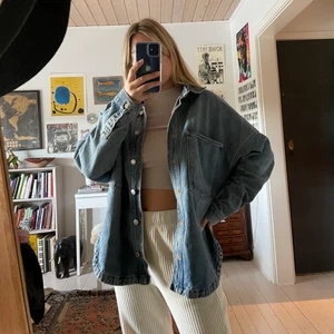 Zara denim jacka - Aldrig använd jeans jacka från zara!❣️❣️ Sitter snyggt oversized! 