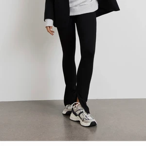 byxor  - Pia tall high waist byxor från ginatricot, använd 1 gång men är inte riktigt min stil. Sjukt sköna och bekväma, resor i midjan som inte sitter åt för tight & formar sig efter kroppen. Slits nere vid benen, nypris 299kr. Djur finns i hemmet och köparen står för frakt ❤️ Helt i nyskick 