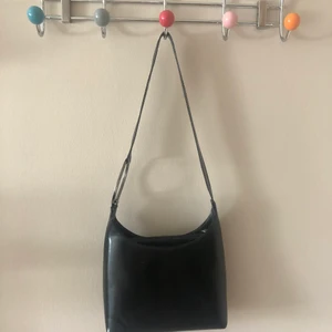 Liten väska - Fick denn väskan av min mamma som inte använder den längre. Den har inte kommit till användning så det är därför jag säljer! 