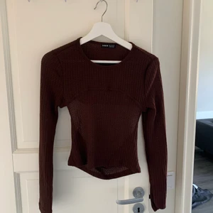 Topp med öppen rygg - Brun tröja med öppen rygg. Köpare står för eventuell frakt.