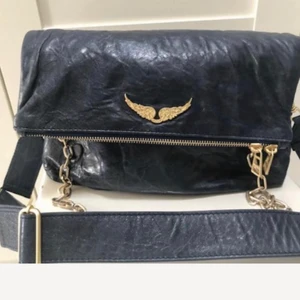 KÖPES Zadig svart/guld - Söker en svart Zadig med gulddetaljer och betalar extra bra för just en sån på bilden 😊 