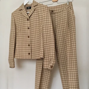 Stickad kostym set - Fodrad byxa och kavaj. Två fickor i varje del. Utdragna stygn i några få ställen, se bild 3