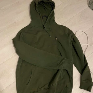 Hoodie Lyle & Scott - Super fin Lyle & Scott tröja! Säljer billigt då de fullt i garderoben i stolek S men skulle säga att den passar en M med. Buda eller skriv privat. Hämtas i Eskilstuna annars tillkommer fraktkostnad.