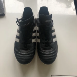 Dobbskor Adidas Copa mondial  - Säljer ett par dobbskor från adidas, Copa mondial. Använda 1 gång, stl 37. 200kr
