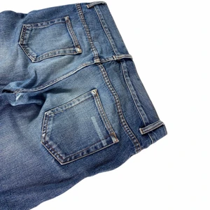 PRADA JEANS - STORLEK: 31 | Midjemått: 42cm | Innerbenslängd: 71cm | Fit: straight |  🔮ERBJUDER ALLTID SAMFRAKT OCH MÄNGDRABATT. PS! ALLA PRISER ÄR FÖRHANDLINGSBARA🔮