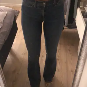 Fina bootcut jeans som inte längre kommer till användning, bra skick!! (Jag är 176cm!!)