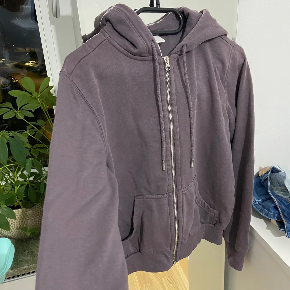 Zip up hoodie från hm i färgen lila. Helt oanvänd och är därför i jätte bra skick. . Tröjor & Koftor.