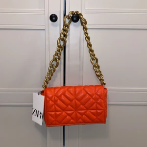 Väsja - En helt ny oanvänd fin orange väska ifrån Zara. Super snygg men kommer inte till användning.