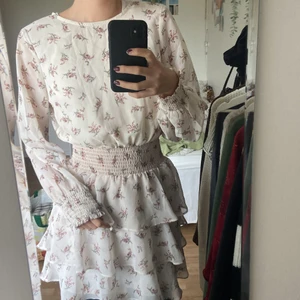 Volangklänning strl 36 - Sommrig klänning från Gina Tricot. Volang kjol med resår i midjan. Gott skick. 