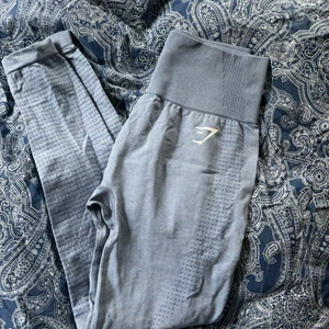 Gymshark Tights - Säljer dessa så najs tights från gymsharks vital seamless 2.0 kollektion, de är endast använda 1-2 gånger och säljer då de inte kommer till användning. Dom är iallafall skitsnygga och är i en så fin blå färg! 🥰 skriv privat för frågor