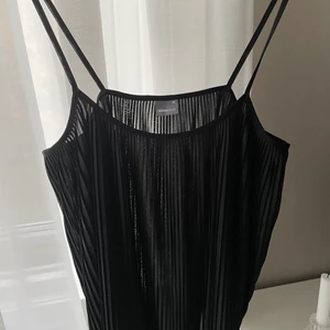 Svart linne - Ett litet finare linne som passar till allt, knappt använd. Lite genomskinlig 