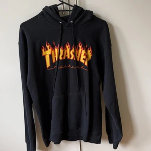 Thrasher hoodie - Säljer nu min älskade thrasher hoodie då den inte längre är min stil. Älskar den!! Så jävls skön och passar till typ allt!!! Köptes på hollywood butiken för 1000kr