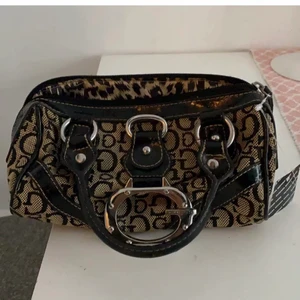 Vintage väska - Säljer denna lilla vintage  handväskan. Buda i chatten från 250kr. 