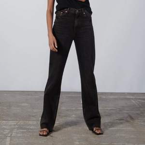 Svarta jeans från Zara i modellen ’90s full length’. Slutsålda på hemsidan. Fint skick! 