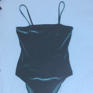 Body i stl S  - Jättefint skick! Storlek S. Perfekt vid lite festligare tillfällen. Tveka inte att höra av er vid eventuella frågor. 