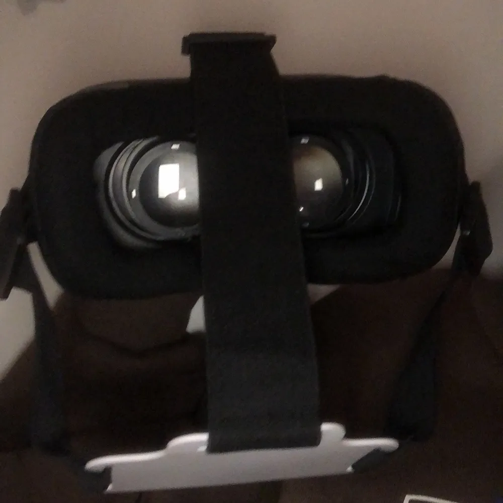 Ett par VR glasögon som inte kommer till användning. Man stoppar in sin mobil med valfri VR app och stoppar in mobilen i glasögonen (se vart på sista bilden) köparen står för frakten och skriv för mer info eller bilder❤️. Accessoarer.