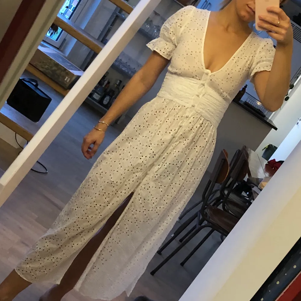 White summer dress perfect for the beach and warm places 🌸 haven‘t worn it often. Klänningar.