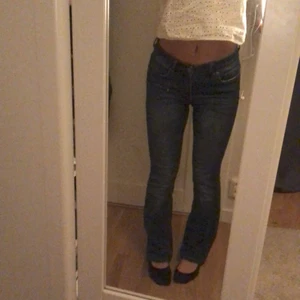 Jeans i modell bootcut/flare - Storlek Xs/34 från denim Cindy i början (köpta secondhand) Jeansen är i fint skick! Som längd referens är jag ca 157. Tveka inte att höra av er vid frågor.