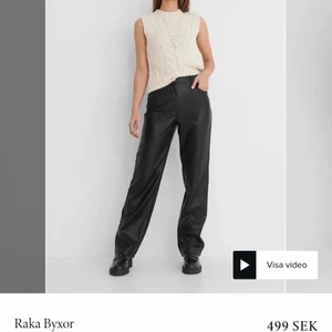 Svarta skinnbyxor - Säljer dessa svarta skinnbyxor från NAKD.🖤 Använda 1 gång så dem är i nyskick. Storlek 34. Jag är 170 och dem är bra i längden på mig. Skriv privat för fler bilder. Köpt för 499 men säljer för 200