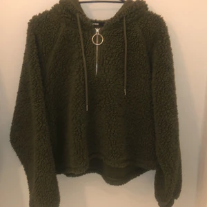 Grön BIK BOK kofta storlek M - Denna mörkgröna kofta är från BIK BOK och är i storlek M. Den är använd 1-3 gånger och köpt för 1 år sedan. Den har både hals dragkedja och snöre i luvan.