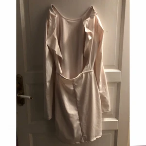 Ljusrosa klänning - Aldrig använd. I fint skick. I storlek small.
