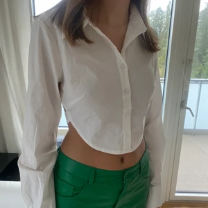 Skjorta - Så fin skjorta med öppen rygg😝😝aldrig använd!! Storlek M från Asos. Köpare står för frakt (66 kronor)💞💞💘